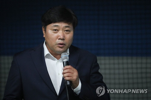 양준혁 야구해설위원이 지난달 2일 오후 서울 강남구 개포동에 오픈한 '양준혁의 레전드 야구교실' 1호점에서 야구교실을 찾은 방문객들에게 인사말을 하고 있다. <연합뉴스>